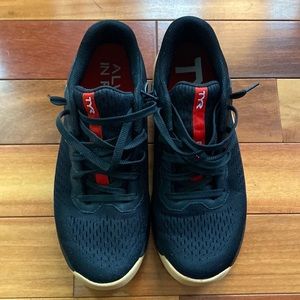 TYR CXT-1 black with gum bottom shoes! Mens 7.5/womens 9